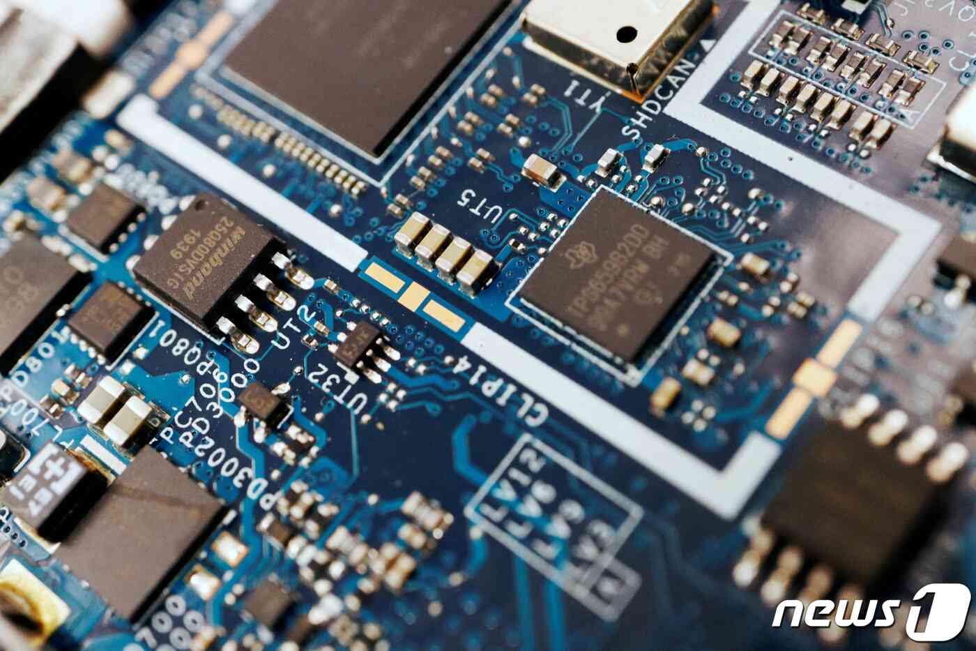 컴퓨터 회로판의 반도체칩 2022.02.25 © 로이터=뉴스1 © News1 정윤미 기자