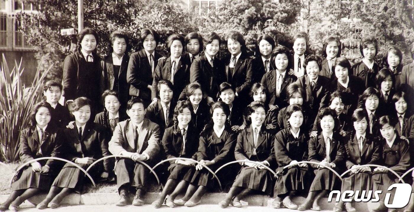 본문 이미지 - 1960년 치마저고리를 입기 시작할 때의 조선학교 사진. 자세히 보면 치마저고리와 양장교복이 혼재되어 있다. (출처=도쿄조선중고급학교 홈페이지)ⓒ News1