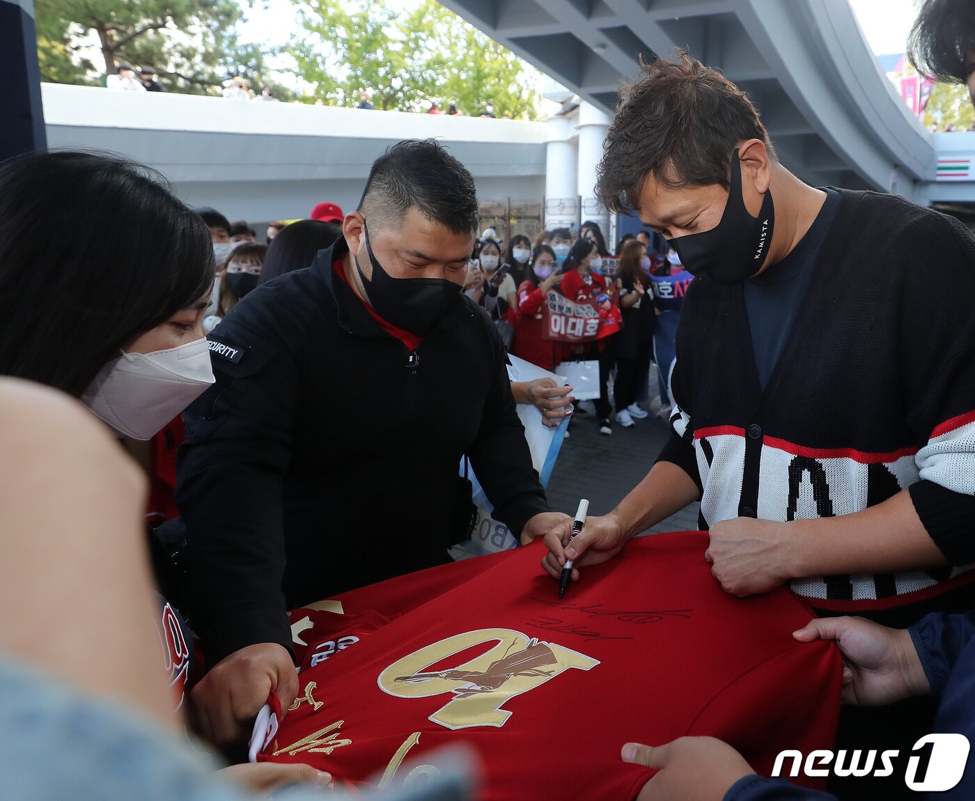 본문 이미지 - 롯데 자이언츠 이대호가 8일 부산 동래구 사직야구장에서 열리는 프로야구 '2022 신한은행 SOL KBO리그' LG 트윈스와의 경기를 앞두고 출근 중 팬들에게 사인을 하고 있다. 2022.10.8/뉴스1 ⓒ News1 김진환 기자