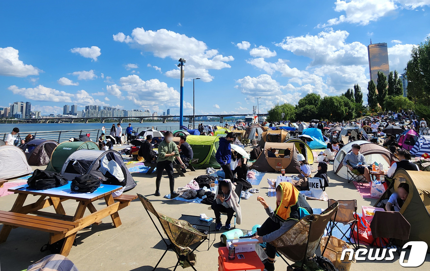 (서울=뉴스1) 유승관 기자 = 3년 만에 열리는 '세계불꽃축제'를 보러 나온 시민들이 8일 서울 여의도 한강공원에서 아침부터 텐트를 치며 대기하고 있다. 2022.10.8/뉴스1 …