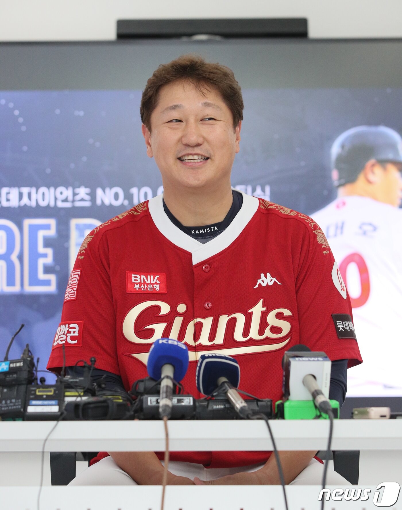 본문 이미지 - 롯데 자이언츠 이대호가 8일 오후 부산 동래구 사직야구장에서 열리는 프로야구 '2022 신한은행 SOL KBO리그' LG 트윈스와의 경기를 앞두고 은퇴경기 인터뷰를 하고 있다. (롯데 자이언츠 제공) 2022.10.8/뉴스1 ⓒ News1 김영훈 기자