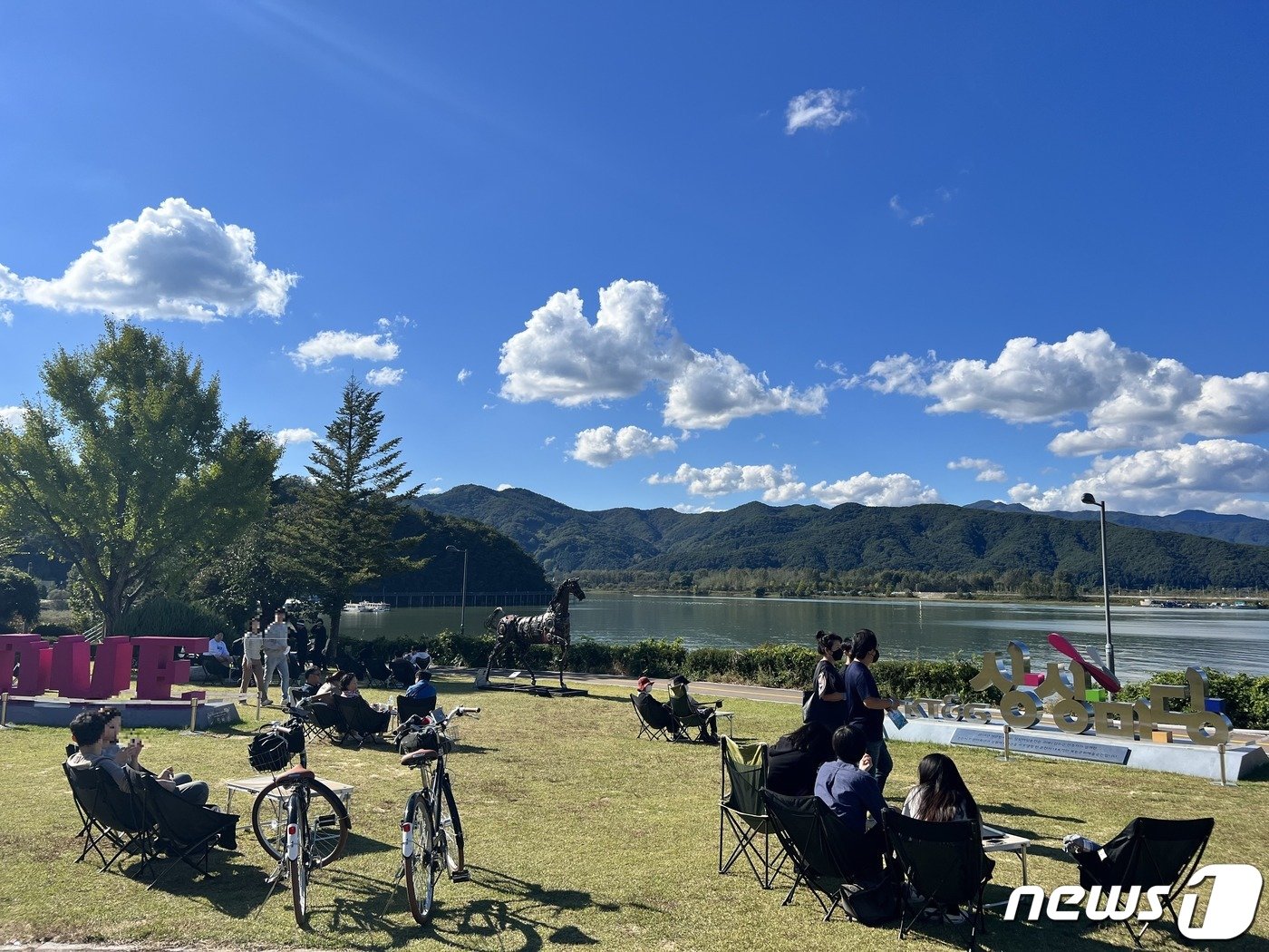 본문 이미지 - 8일 춘천 술페스타가 열리는 상상마당 인근 카페 야외에 시민들이 의암호를 바라보고 있다.2022.10.8 한귀섭 기자