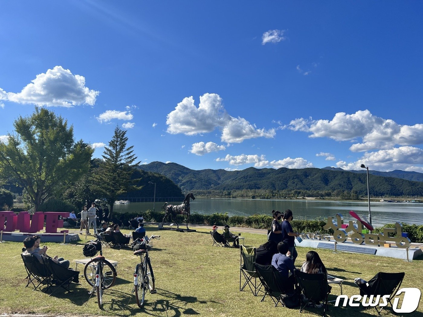 8일 춘천 술페스타가 열리는 상상마당 인근 카페 야외에 시민들이 의암호를 바라보고 있다.2022.10.8 한귀섭 기자