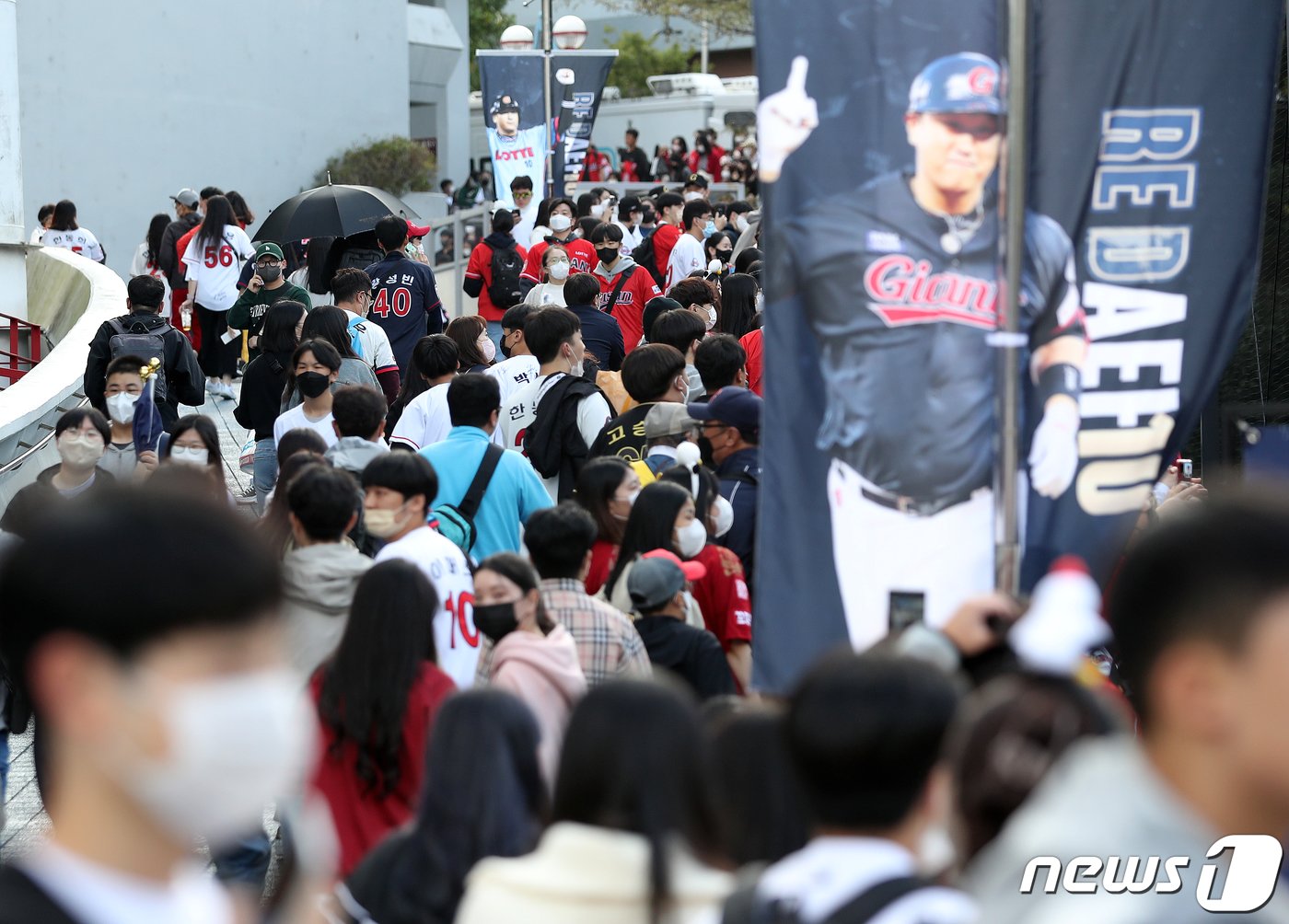 본문 이미지 - 8일 오후 부산 동래구 사직야구장에서 열리는 프로야구 '2022 신한은행 SOL KBO리그' LG 트윈스와 롯데 자이언츠의 경기를 앞두고, 이대호 선수의 은퇴식을 보러온 팬들로 북적이고 있다 . 2022.10.8/뉴스1 ⓒ News1 김진환 기자
