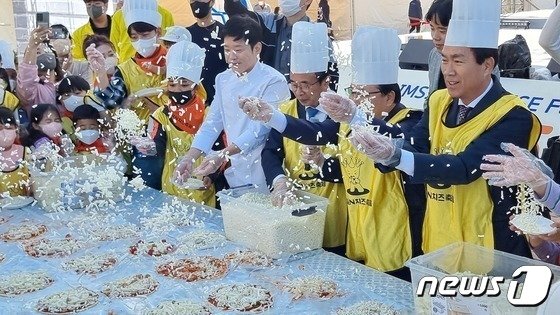 본문 이미지 - 8일 오전 전북 임실군 임실치즈테마파크에서 임실N치즈축제장을 찾은 시민들이 즐거운 시간을 보내고 있다.2022.10.8/뉴스1 이지선기자