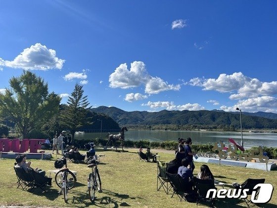 본문 이미지 - 8일 춘천 술페스타가 열리는 상상마당 인근 카페 야외에 시민들이 의암호를 바라보고 있다.2022.10.8 한귀섭 기자