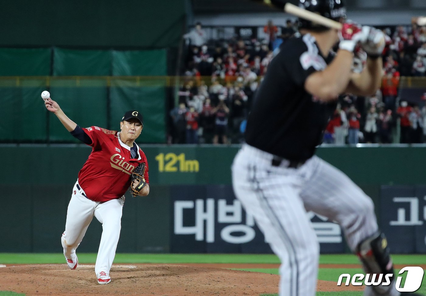 본문 이미지 - 롯데 자이언츠 이대호가 8일 부산 동래구 사직야구장에서 열린 프로야구 '2022 신한은행 SOL KBO리그' LG 트윈스와의 경기, 8회초 마운드에 올라 LG 고우석을 상대로 힘차게 공을 던지고 있다. 2022.10.8/뉴스1 ⓒ News1 김진환 기자