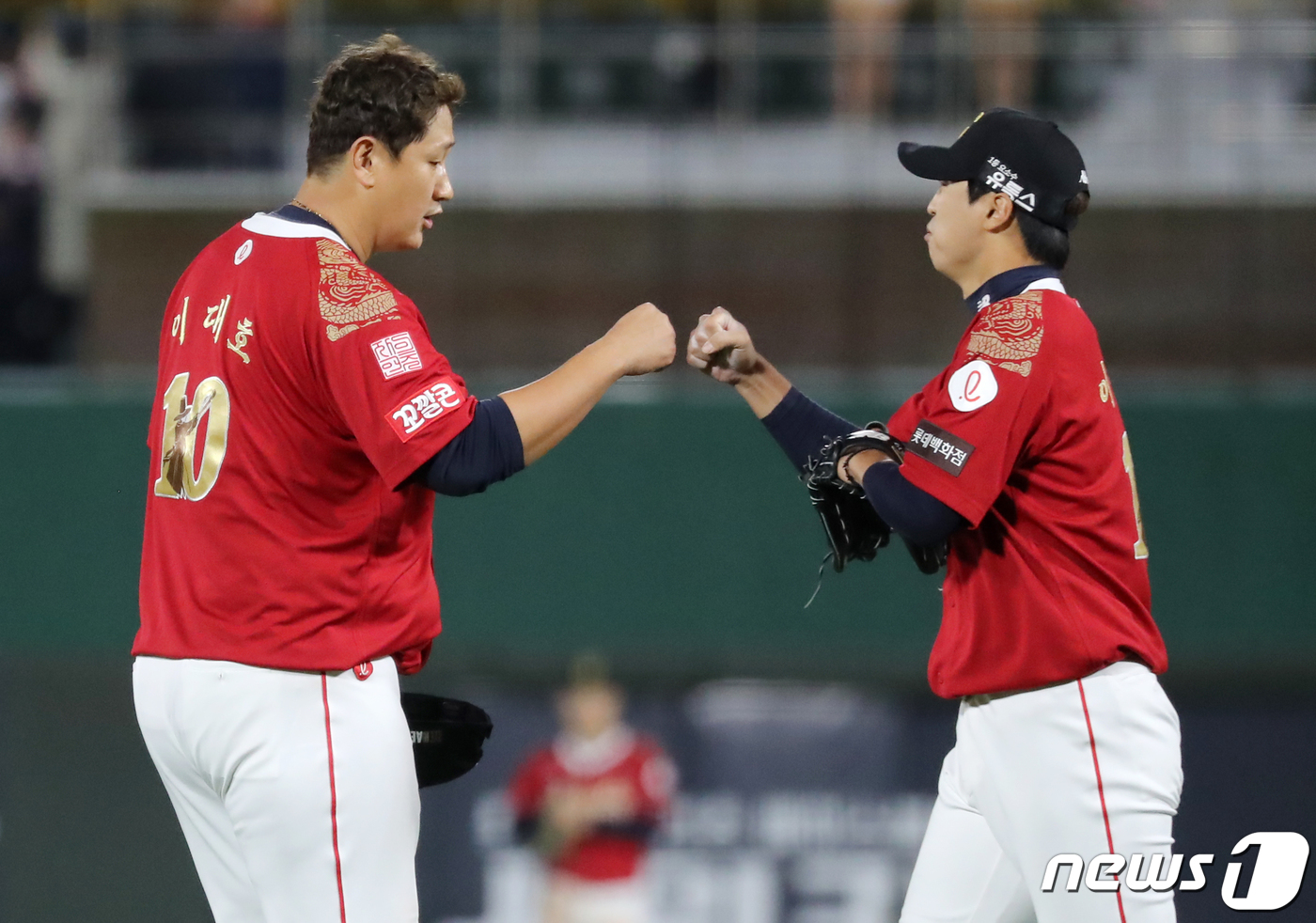 (부산=뉴스1) 김진환 기자 = 롯데 자이언츠 이대호가 8일 부산 동래구 사직야구장에서 열린 프로야구 '2022 신한은행 SOL KBO리그' LG 트윈스와의 경기, 8회초 마운드에 …