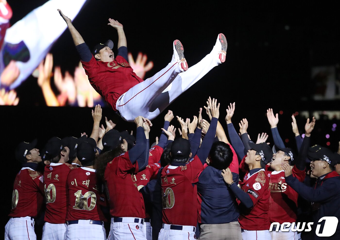 본문 이미지 - 롯데 자이언츠 이대호가 8일 부산 동래구 사직야구장에서 열린 프로야구 '2022 신한은행 SOL KBO리그' LG 트윈스와의 경기가 끝난 후 열린 은퇴식·영구결번식에서 헹가래를 받고 있다. 2022.10.8/뉴스1 ⓒ News1 김진환 기자