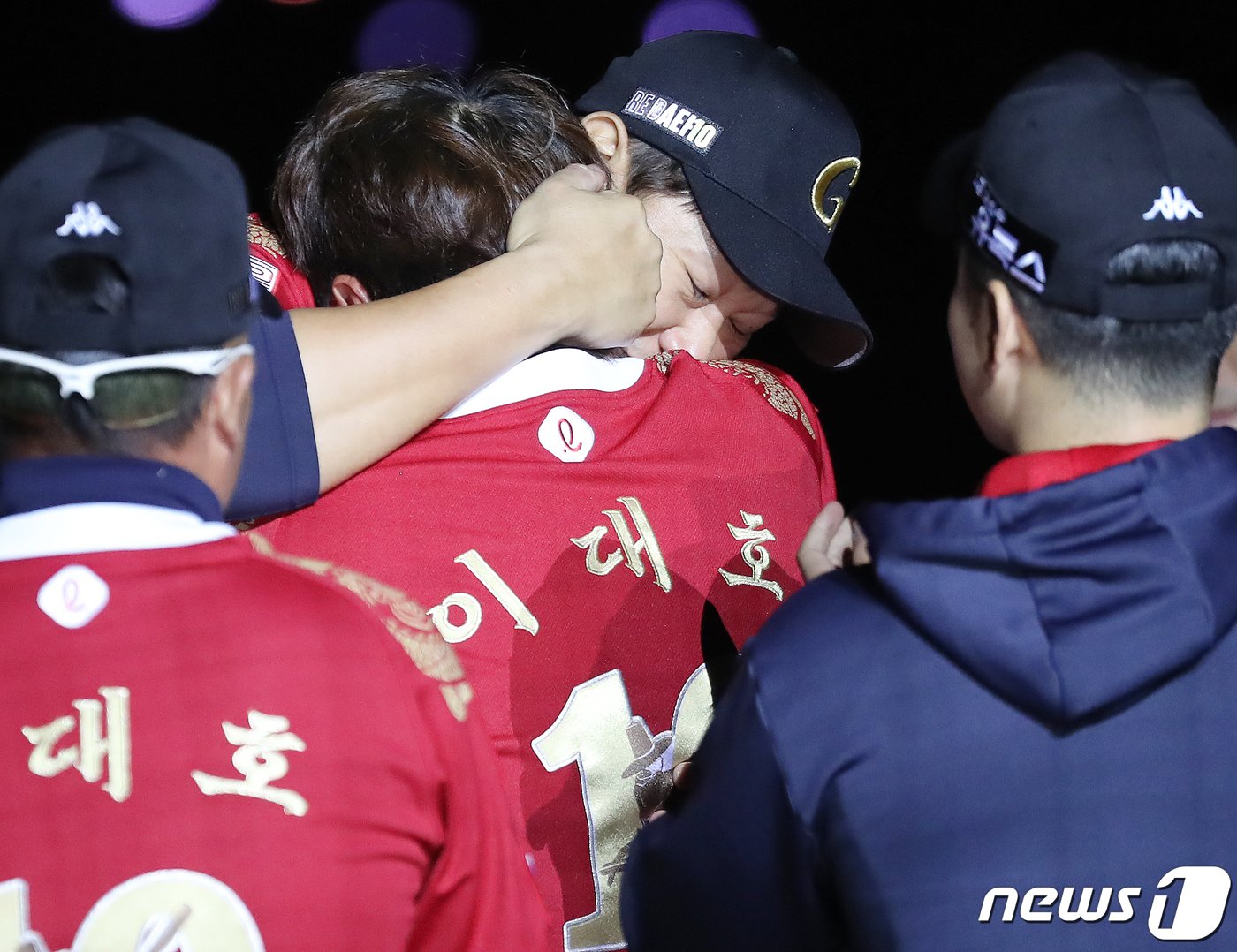 본문 이미지 - 롯데 자이언츠 이대호가 8일 부산 동래구 사직야구장에서 열린 프로야구 '2022 신한은행 SOL KBO리그' LG 트윈스와의 경기가 끝난 후 열린 은퇴식·영구결번식에서 동료들과 마지막 인사를 나누고 있다. 2022.10.8/뉴스1 ⓒ News1 김진환 기자