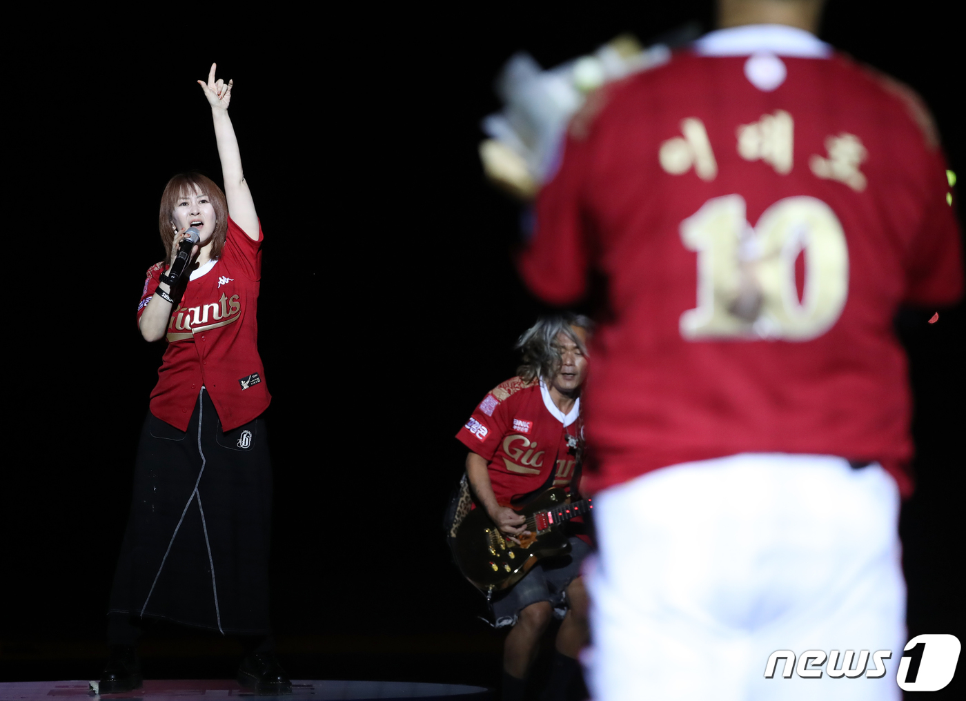 (부산=뉴스1) 김진환 기자 = 체리필터의 보컬 조유진이 8일 부산 동래구 사직야구장에서 열린 프로야구 '2022 신한은행 SOL KBO리그' LG 트윈스와의 경기가 끝난 후 열린 …