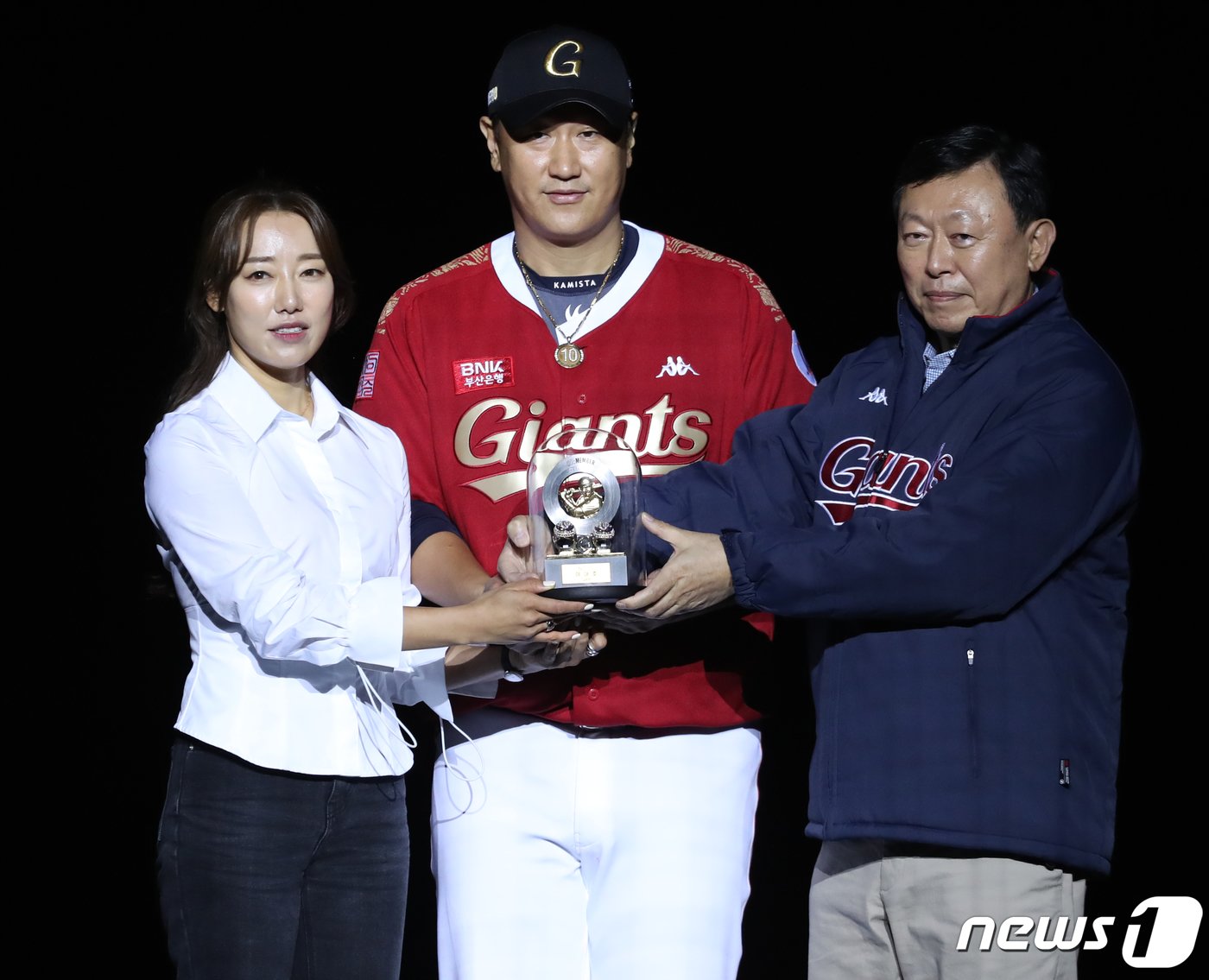 본문 이미지 - 롯데 신동빈 회장이 8일 부산 동래구 사직야구장에서 열린 프로야구 '2022 신한은행 SOL KBO리그' LG 트윈스와의 경기가 끝난 후 열린 이대호의 은퇴식·영구결번식에 참석해 이대호 부부에게 커플링을 선물하고 있다. 2022.10.8/뉴스1 ⓒ News1 김진환 기자
