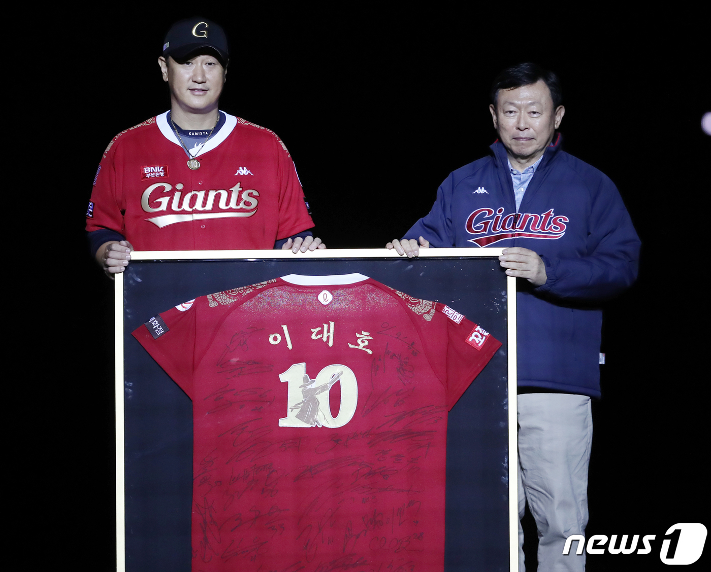 (부산=뉴스1) 김진환 기자 = 롯데 자이언츠 이대호가 8일 부산 동래구 사직야구장에서 프로야구 '2022 신한은행 SOL KBO리그' LG 트윈스와의 경기가 끝난 후 열린 은퇴식 …