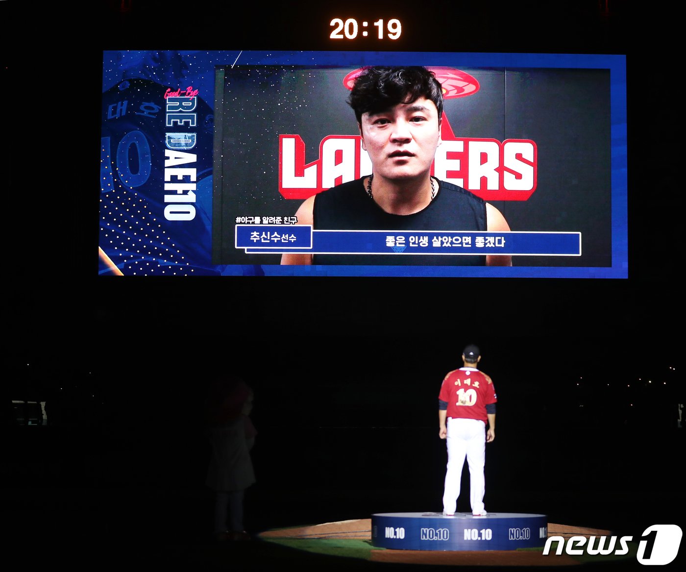 본문 이미지 - 롯데 자이언츠 이대호가 8일 부산 동래구 사직야구장에서 프로야구 '2022 신한은행 SOL KBO리그' LG 트윈스와의 경기가 끝난 후 열린 은퇴식·영구결번식에서 SSG 추신수의 축하 영상이 송출되는 전광판을 응시하고 있다. 2022.10.8/뉴스1 ⓒ News1 김진환 기자