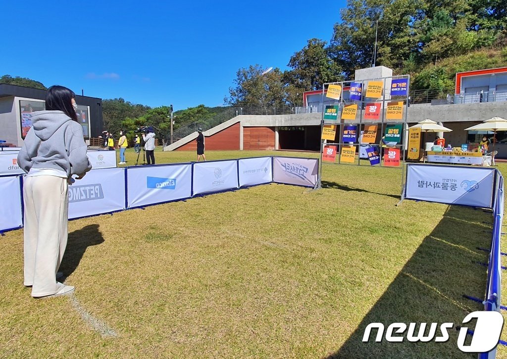 본문 이미지 - 8일 강원 춘천시 강아지숲 테마파크에서는 '2022 도그페스타'가 진행됐다. ⓒ 뉴스1 최서윤 기자