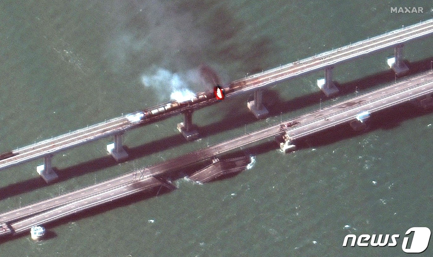 본문 이미지 - 미국의 막사 테크롤로지가 공개한 크름대교 폭발 현장 위성사진. ⓒ AFP=뉴스1 ⓒ News1 박형기 기자