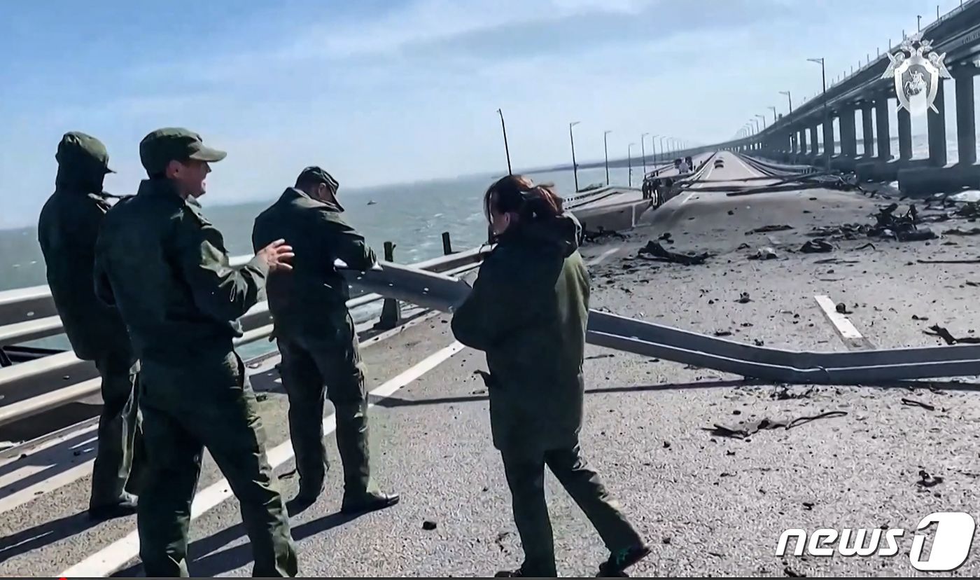 러시아 경찰이 크름대교 폭발 현장을 방문해 조사를 하고 있다. ⓒ AFP=뉴스1 ⓒ News1 박형기 기자