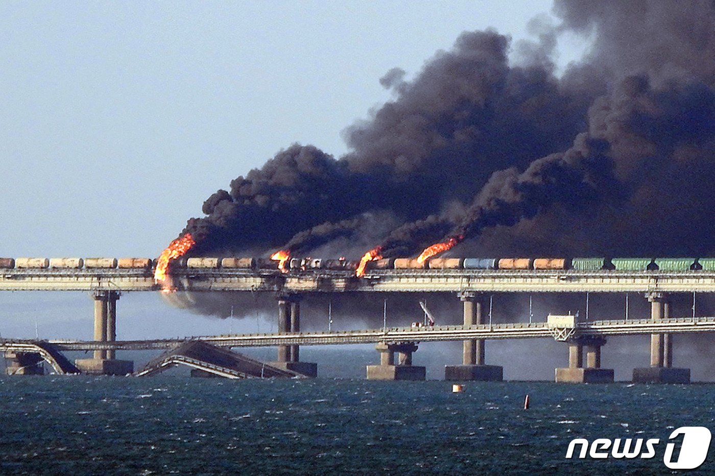 8일&#40;현지시간&#41; 폭발이 발생한 크름대교 현장. 화염에 휩싸여 있다. ⓒ AFP=뉴스1 ⓒ News1 박형기 기자