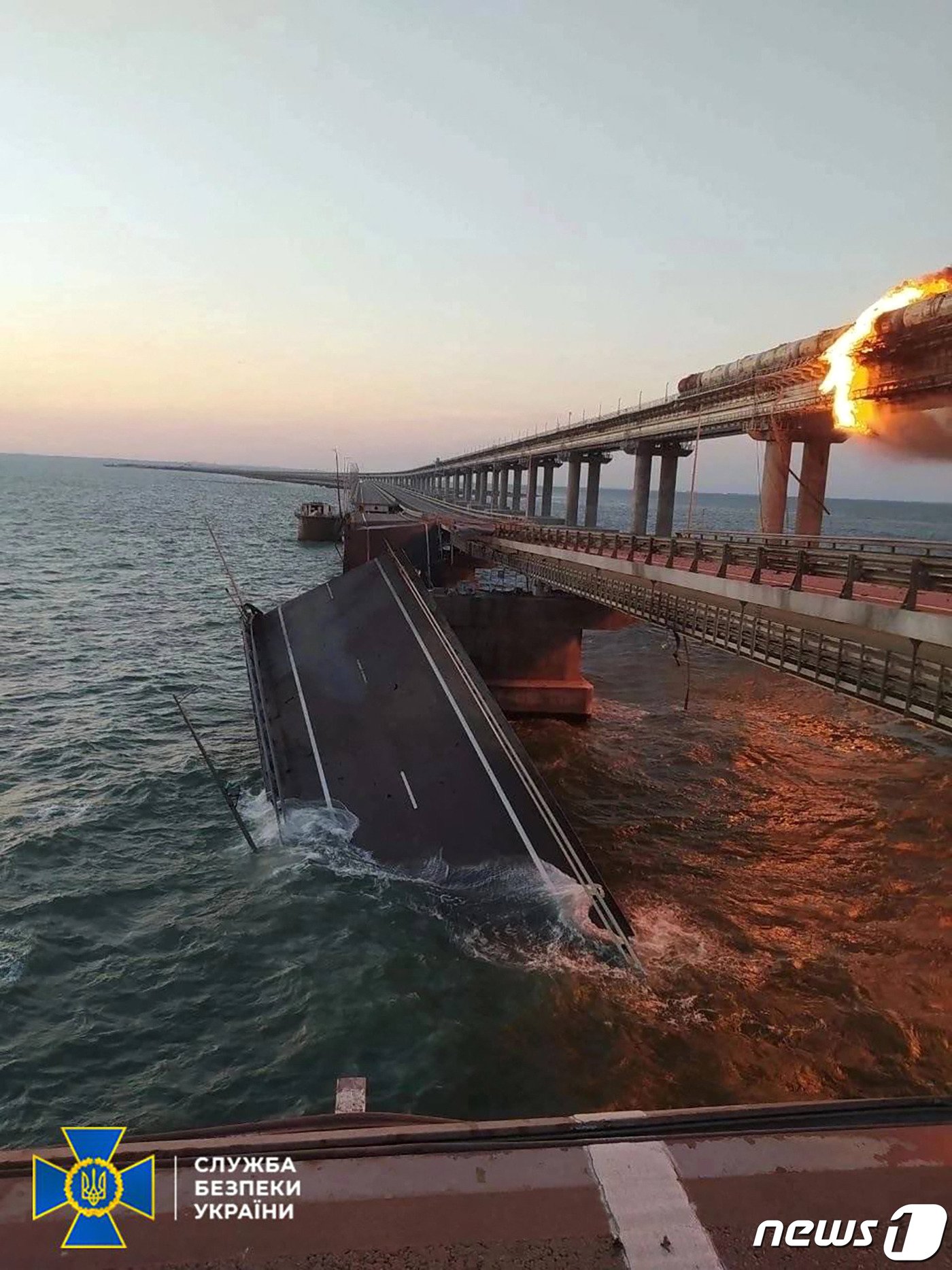 8일&#40;현지시간&#41; 폭발로 일부가 파손된 크름대교. ⓒ AFP=뉴스1 ⓒ News1 박형기 기자