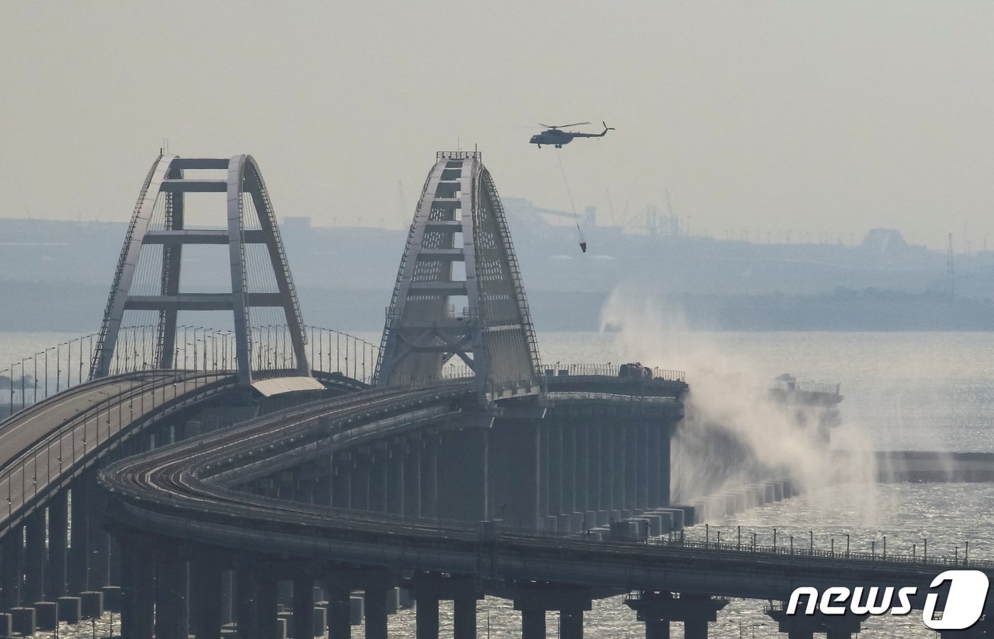 8일&#40;현지시간&#41; 러시아 당국이 헬기로 크름대교 폭발현장 화재를 진압하고 있다. ⓒ 로이터=뉴스1 ⓒ News1 박형기 기자