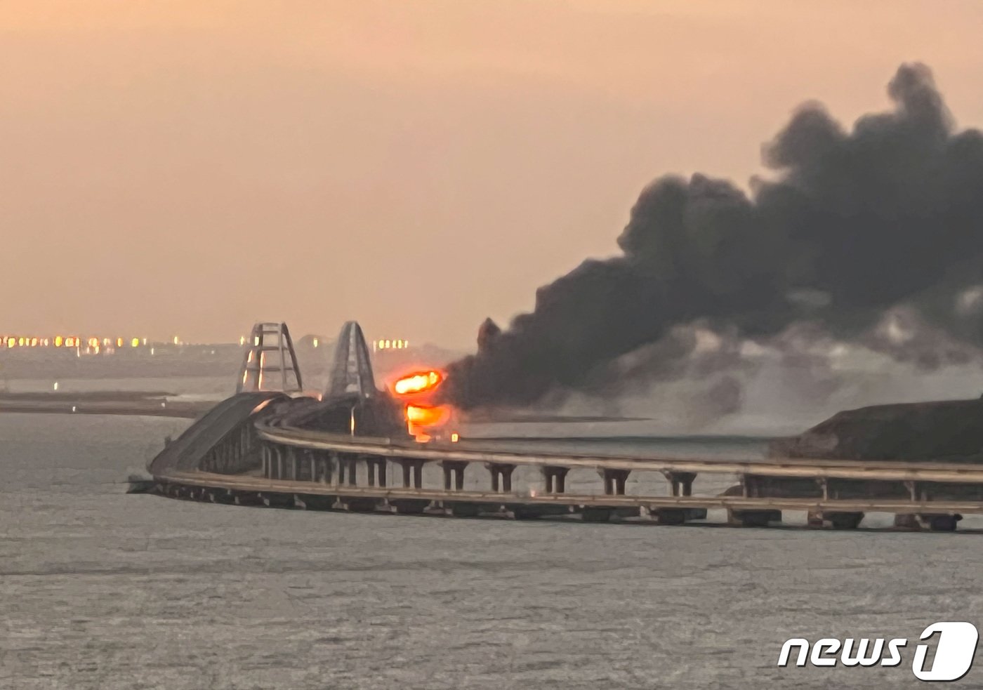 8일&#40;현지시간&#41; 폭발로 인한 화재로 화염에 휩싸인 크름대교 원경사진 ⓒ 로이터=뉴스1 ⓒ News1 박형기 기자