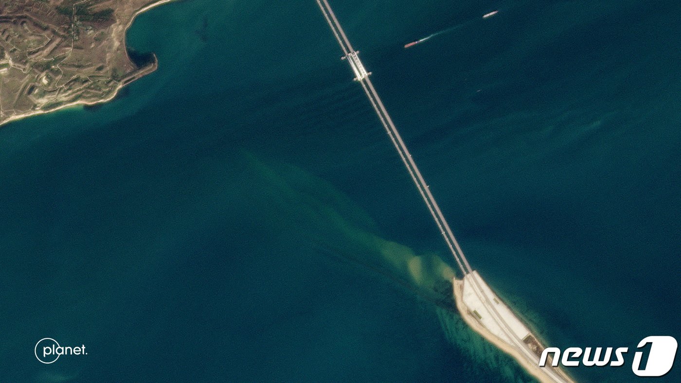 본문 이미지 - 폭발 전인 지난 7일 위성으로 본 크름대교 전경. ⓒ 로이터=뉴스1 ⓒ News1 박형기 기자