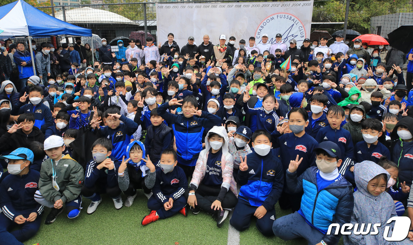 (서울=뉴스1) 구윤성 기자 = 차범근 차붐 이사장(전 국가대표 축구 감독)과 차두리 전 축구선수가 9일 오전 서울 용산구 이촌한강공원에서 열린 '차범근 축구교실 굿바이 페스티벌' …