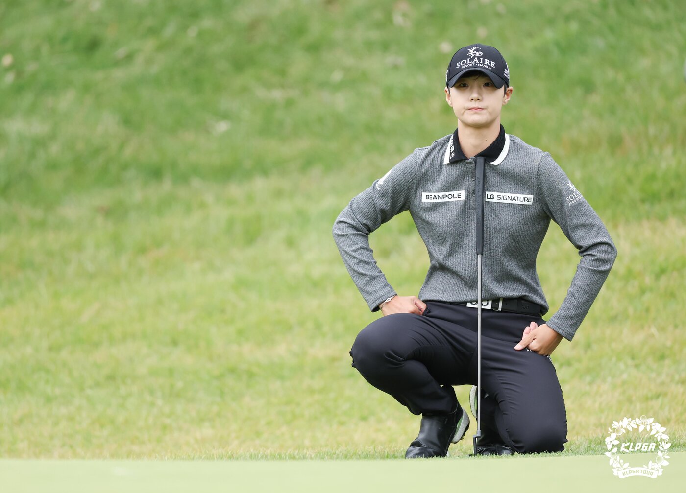 본문 이미지 - 박성현이 9일 경기도 여주시 블루헤런GC에서 열린 KLPGA(한국여자프로골프)투어 제22회 하이트진로 챔피언십 4라운드에서 1번홀 그린을 살피고 있다. (KLPGA 제공) 2022.10.9/뉴스1