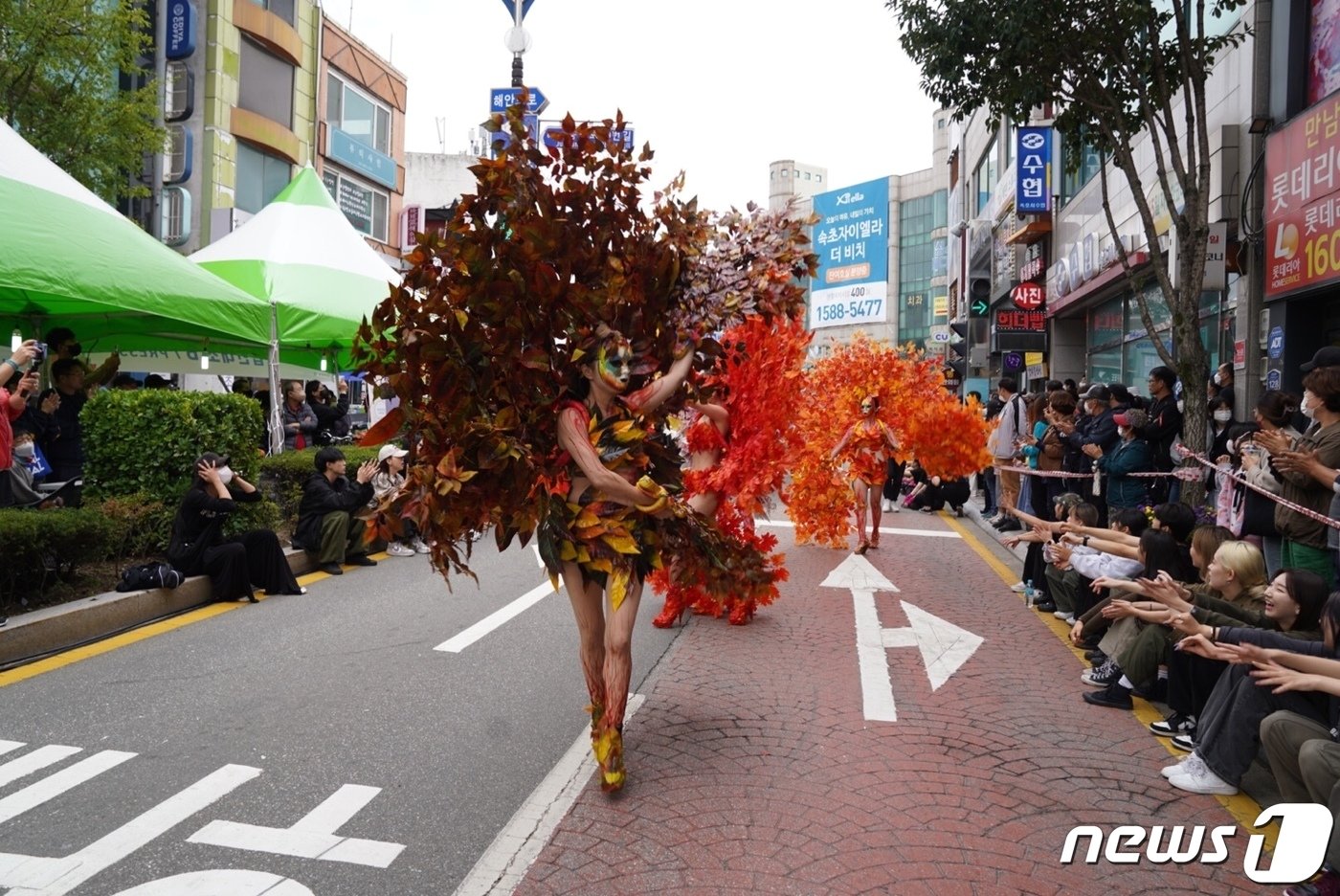 지난 2022년 속초 설악문화제 당시 거리 퍼레이드 모습.&#40;속초시 제공&#41;