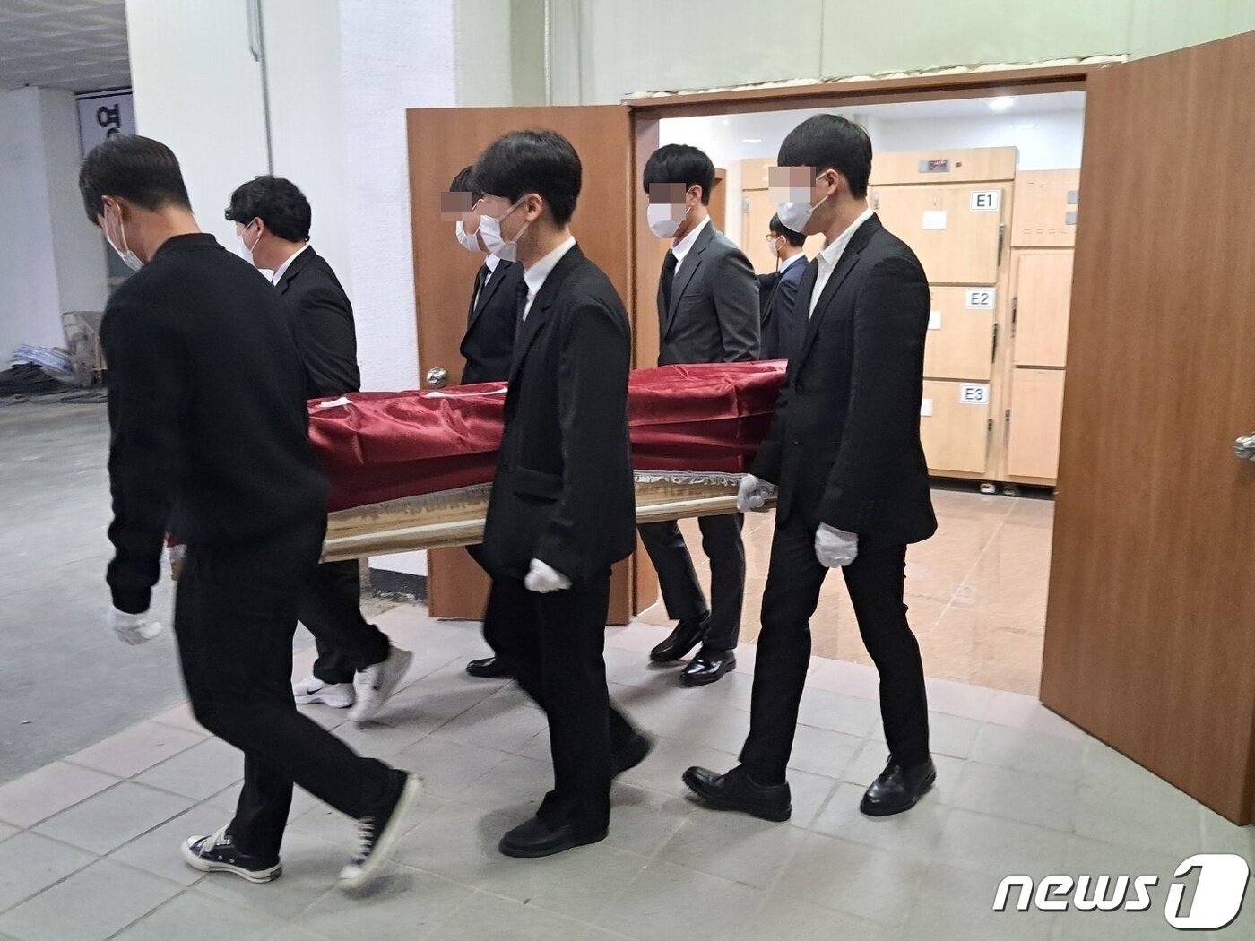 본문 이미지 - 1일 대전의 대학병원 장례식장에서 이태원 참사 희생자의 발인이 진행돼 고인의 친구들이 시신을 운구하고 있다. ⓒ뉴스1 최일 기자