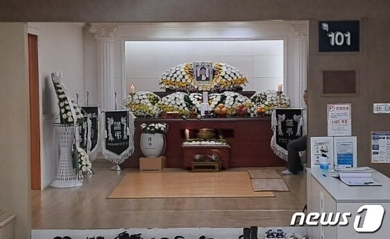 본문 이미지 - 1일 대전의 대학병원 장례식장에 차려진 이태원 참사 희생자 빈소 모습. ⓒ뉴스1 최일 기자