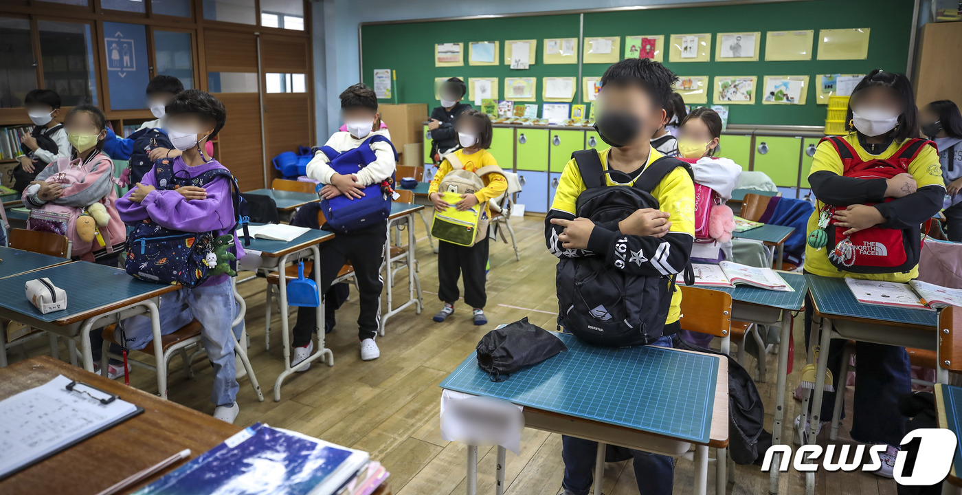 (서울=뉴스1) 박세연 기자 = 1일 오전 서울 용산구 한 초등학교에서 학생들이 가슴에 검은색 리본을 달고 압사사고 관련 안전교육을 받고 있다. (공동취재) 2022.11.1/뉴스 …