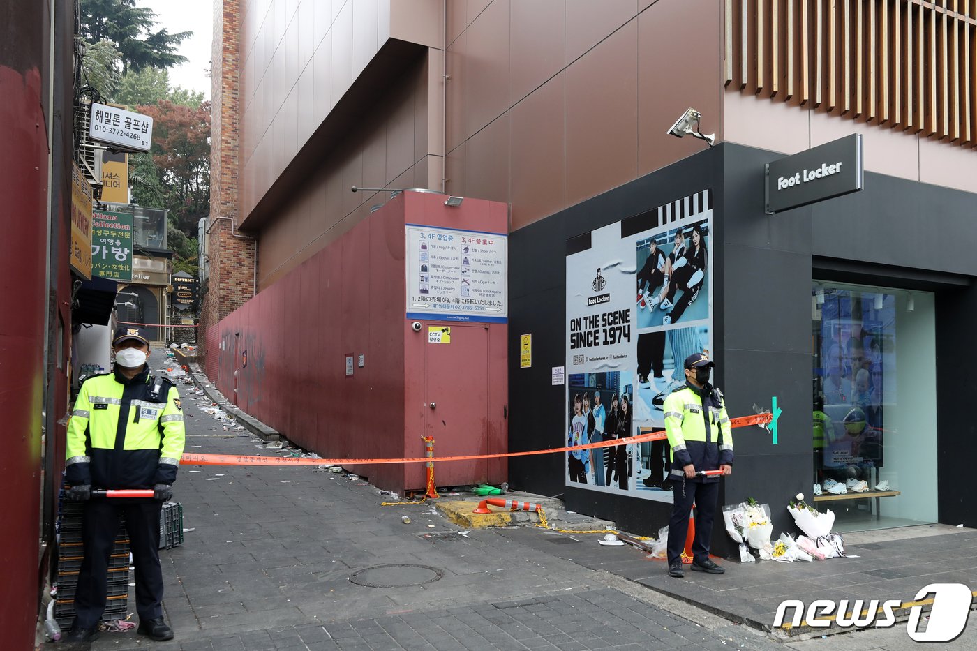 1일 오전 서울 용산구 해밀톤 호텔 이태원 압사 참사 사건 현장에 해밀톤 호텔 측 분홍 철제 가벽이 설치돼 있다.  2022.11.1/뉴스1 ⓒ News1 이승배 기자