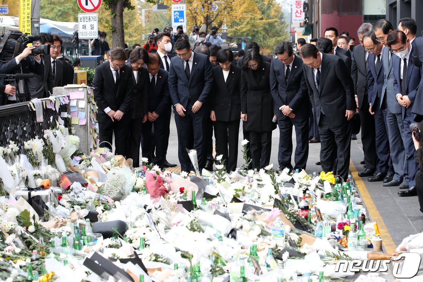 본문 이미지 - 윤석열 대통령이 1일 오전 서울 용산구 이태원역 1번 출구에 마련된 이태원 핼러윈 압사 참사 추모공간을 찾아 헌화 후 묵념하고 있다. 2022.11.1/뉴스1 ⓒ News1 이승배 기자