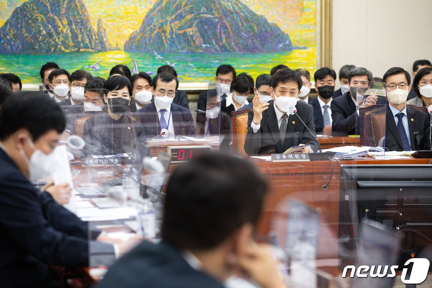 본문 이미지 - 김주현 금융위원장이 1일 서울 여의도 국회에서 열린 제400회 국회&#40;정기회&#41; 정무위원회 제12차 전체회의에서 의원 질의에 답하고 있다. 2022.11.1/뉴스1 ⓒ News1 유승관 기자