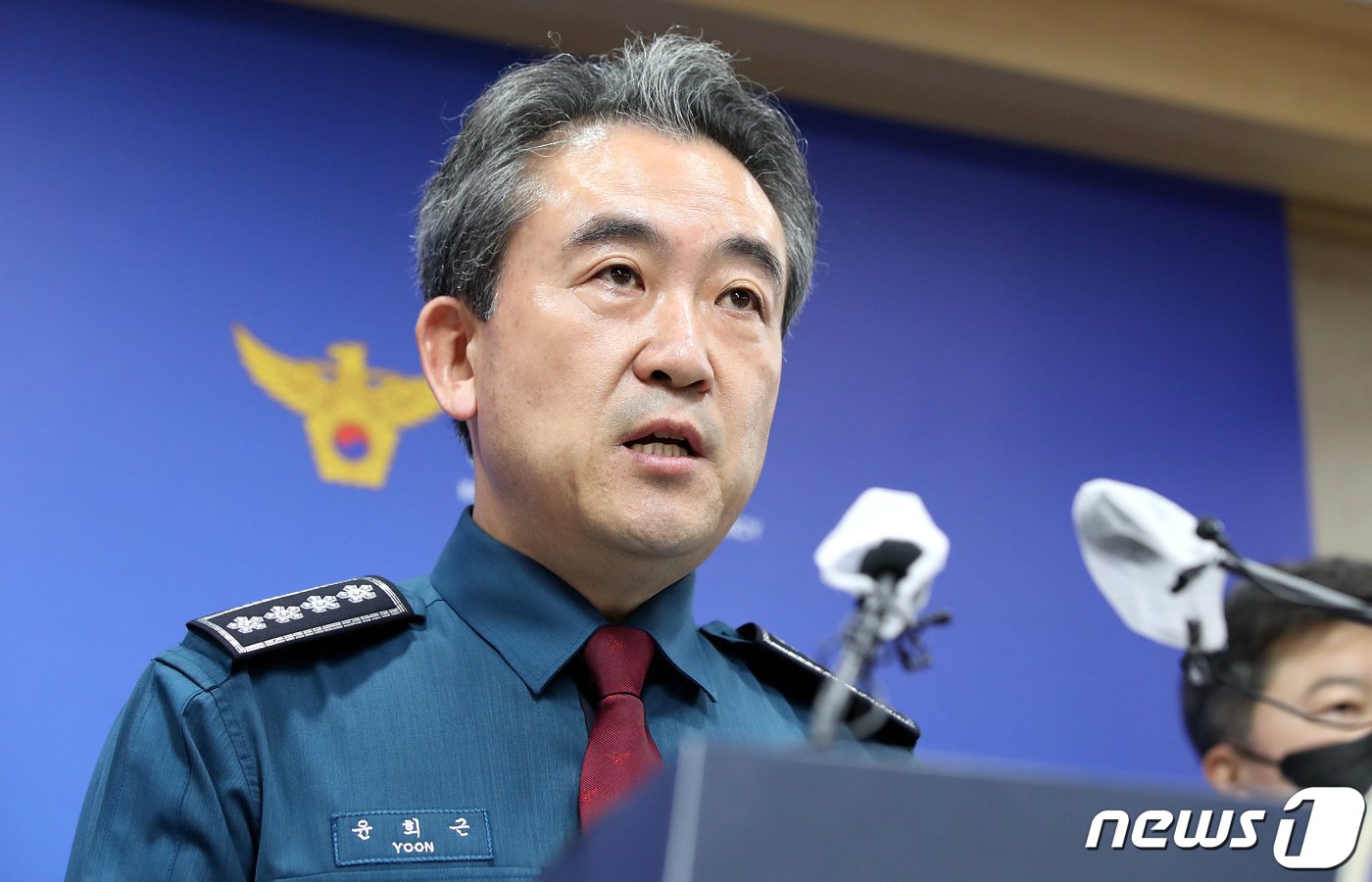 본문 이미지 - 윤희근 경찰청장이 1일 오전 서울 서대문구 경찰청 브리핑룸에서 이태원 사고와 관련해 입장을 밝히고 있다. 2022.11.1/뉴스1 ⓒ News1 박지혜 기자