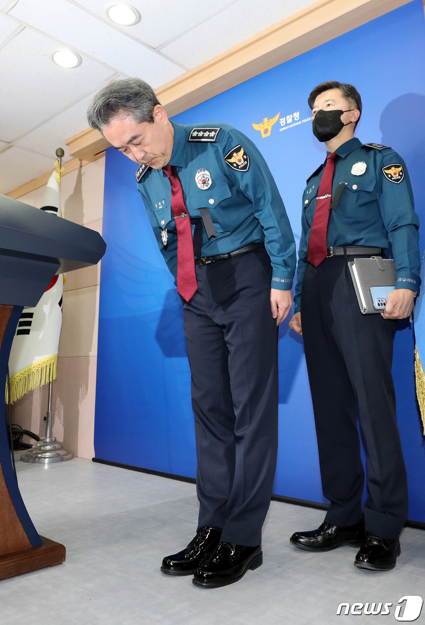 (서울=뉴스1) = 윤희근 경찰청장이 1일 오전 서울 서대문구 경찰청 브리핑룸에서 이태원 사고와 관련한 입장표명을 마친 뒤 고개 숙여 인사하고 있다. 2022.11.1/뉴스1