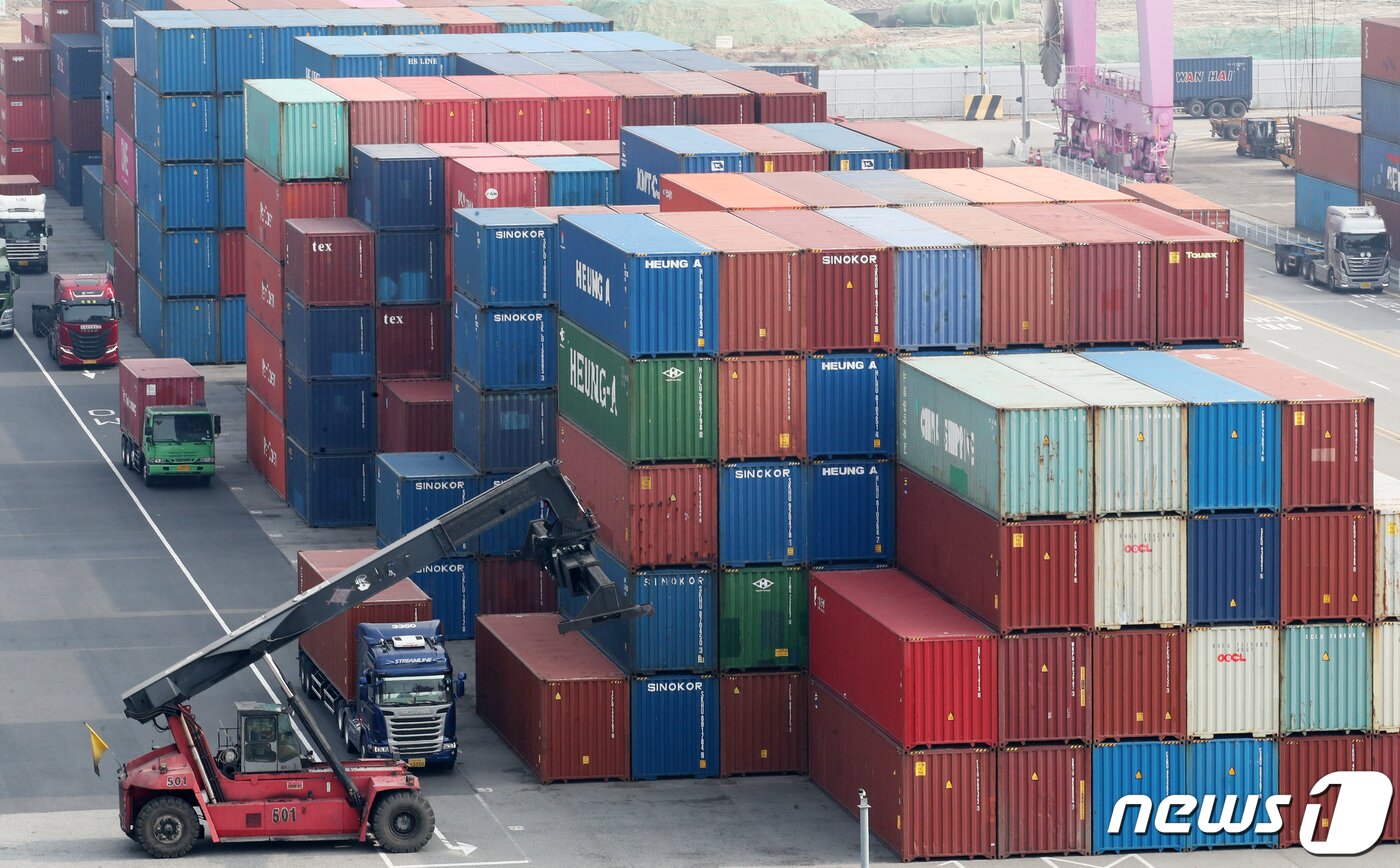 본문 이미지 - 인천 연수구 인천신항에서 컨테이너 선적 작업이 진행되는 모습. 2022.11.1/뉴스1 ⓒ News1 송원영 기자