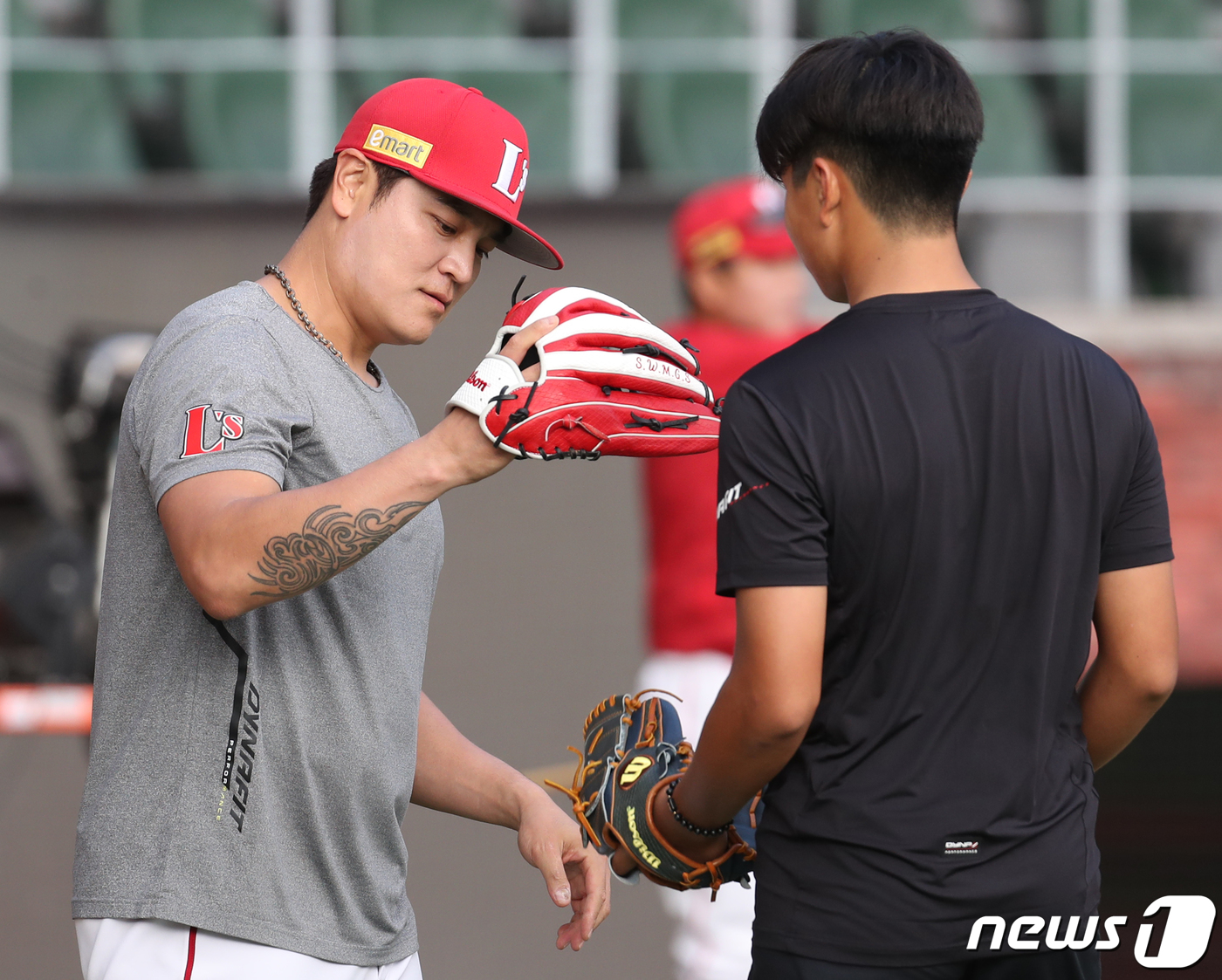 (인천=뉴스1) 송원영 기자 = SSG랜더스 추신수가 1일 오후 인천 랜더스필드에서 열릴 '2022 신한은행 SOL KBO리그 포스트시즌' 한국시리즈 1차전 키움 히어로즈와 SSG …