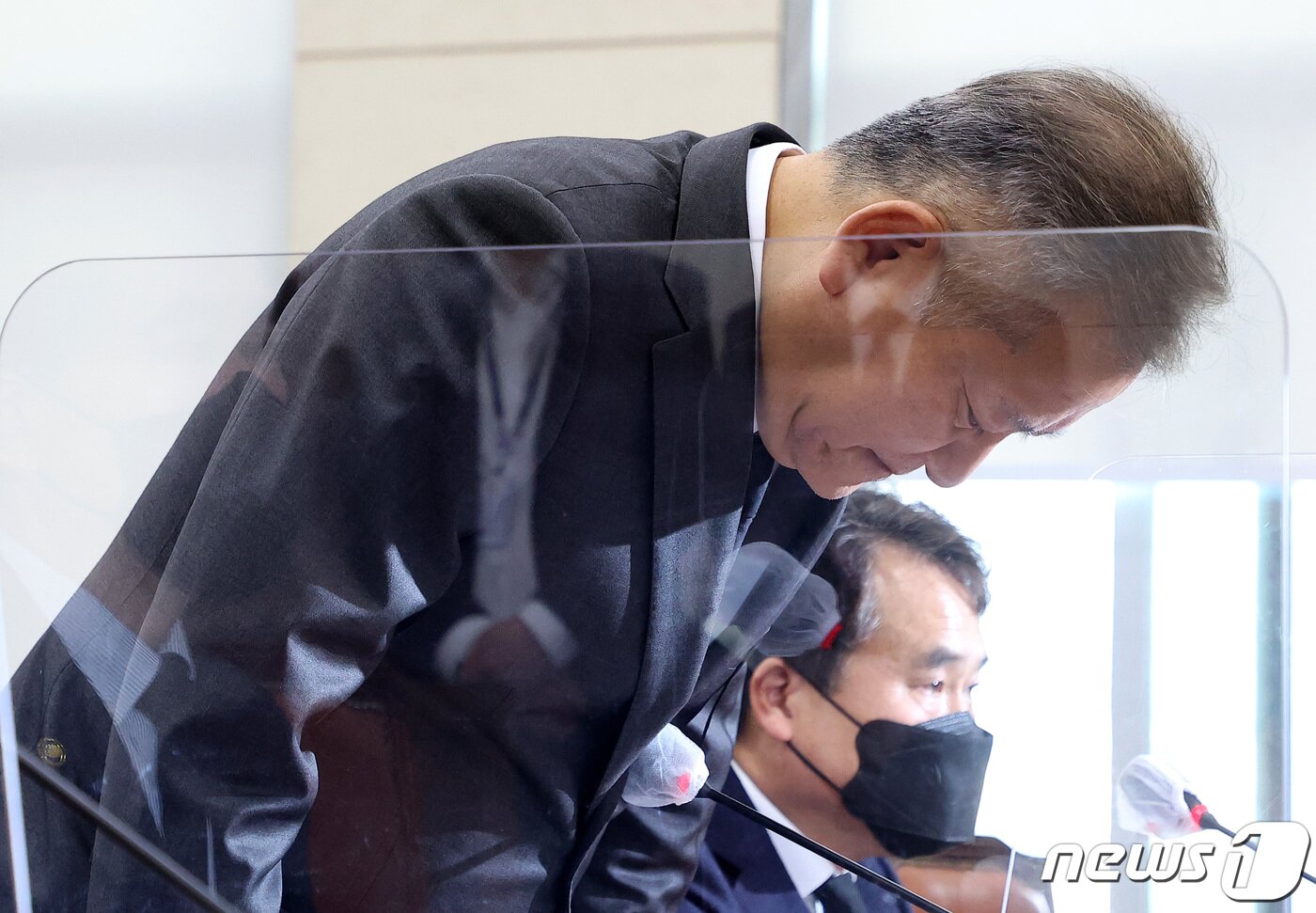 본문 이미지 - 이상민 행정안전부 장관이 1일 서울 여의도 국회에서 열린 행정안전위원회 제400회국회(정기회) 제7차 전체 회의에 참석해 이태원 참사에 대해 고개 숙여 사과하고 있다. 오른쪽은 남화영 소방청장 직무대리. 2022.11.1/뉴스1 ⓒ News1 조태형 기자