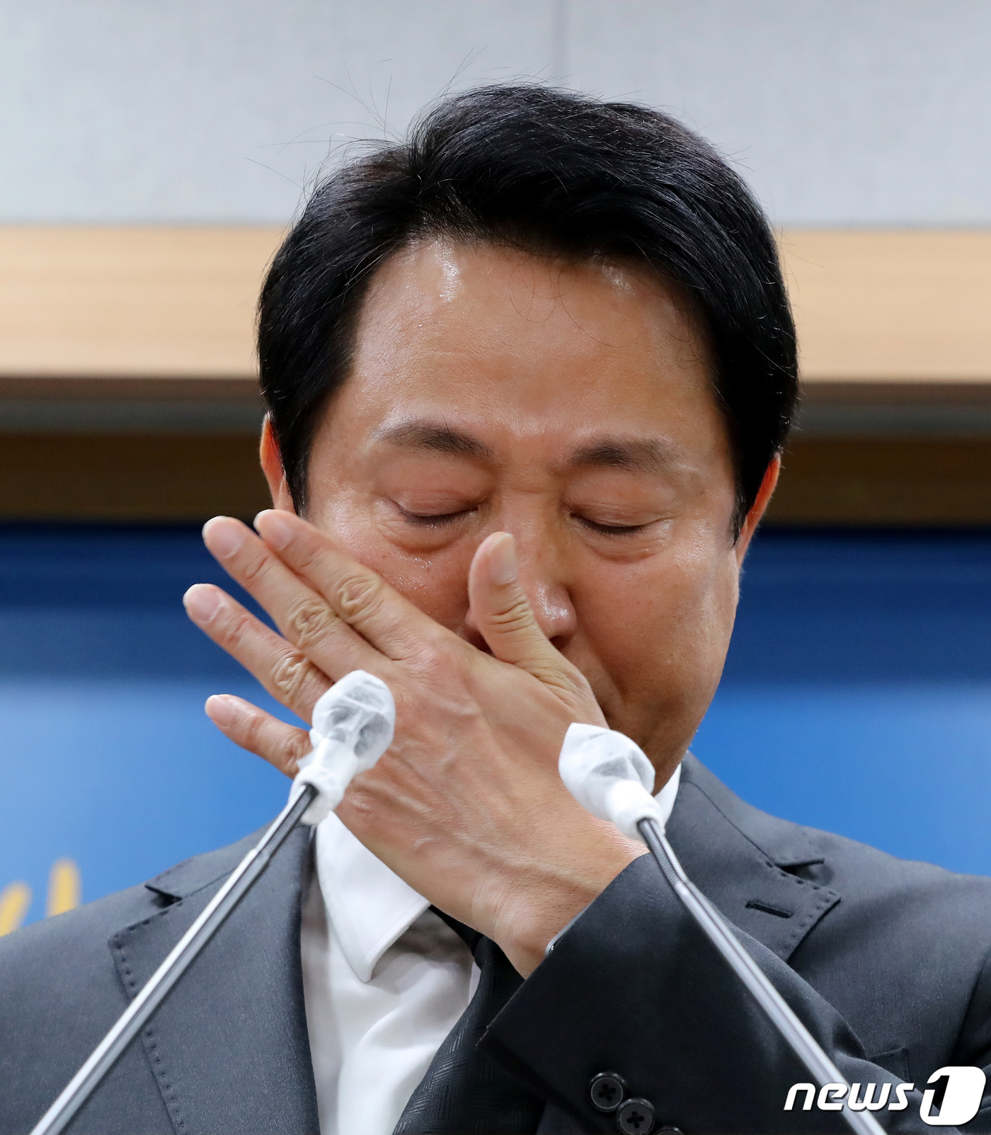 (서울=뉴스1) 장수영 기자 = 오세훈 서울시장이 1일 오후 서울시청 브리핑실에서 이태원 사고 관련 입장발표를 하던 중 눈물을 흘리고 있다.오 시장은 "시민의 생명과 안전을 책임지 …