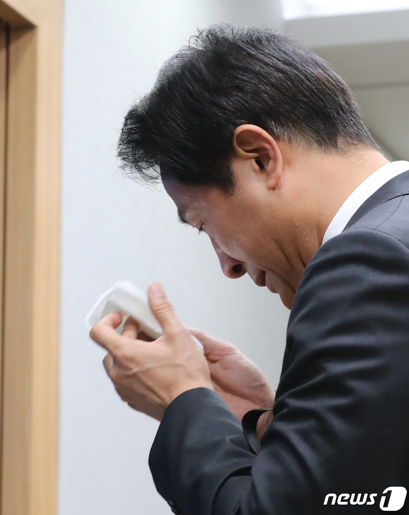 본문 이미지 - 오세훈 서울시장이 1일 오후 서울시청 브리핑실에서 이태원 사고 관련 입장발표를 하던 중 등을 돌린 채 눈물을 닦고 있다. 오 시장은 "시민의 생명과 안전을 책임지는 서울특별시장으로서 이번 사고에 대해 무한한 책임을 느끼며 깊은 사과의 말씀을 드린다＂며 공식 사과했다. 2022.11.1/뉴스1 ⓒ News1 장수영 기자