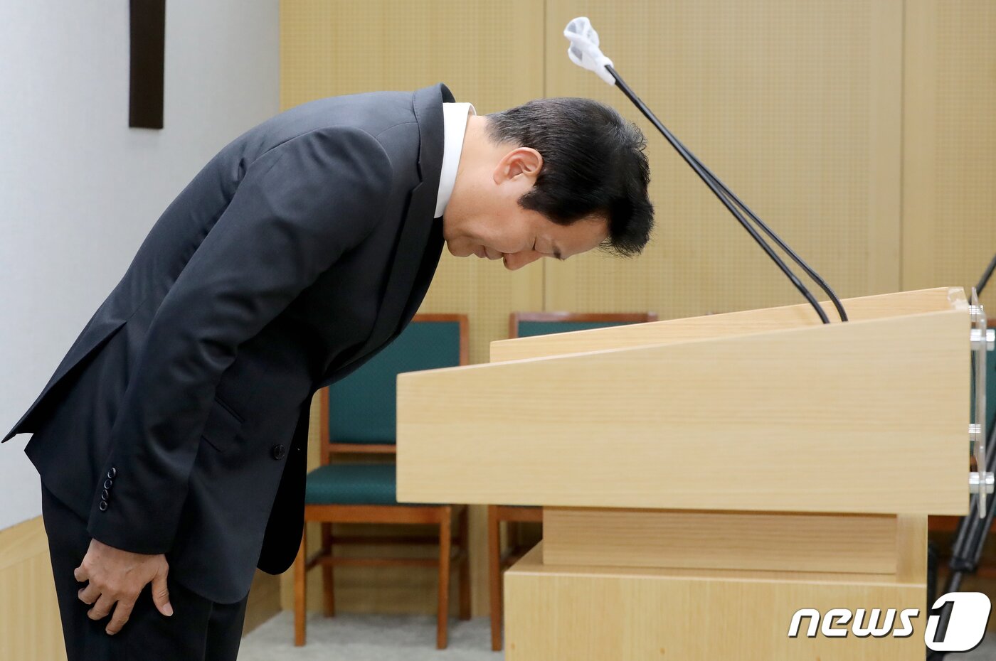 본문 이미지 - 오세훈 서울시장이 1일 오후 서울시청 브리핑실에서 이태원 사고 관련 입장발표를 마친 뒤 고개숙여 인사하고 있다. 오 시장은 "시민의 생명과 안전을 책임지는 서울특별시장으로서 이번 사고에 대해 무한한 책임을 느끼며 깊은 사과의 말씀을 드린다＂며 공식 사과했다. 2022.11.1/뉴스1 ⓒ News1 장수영 기자