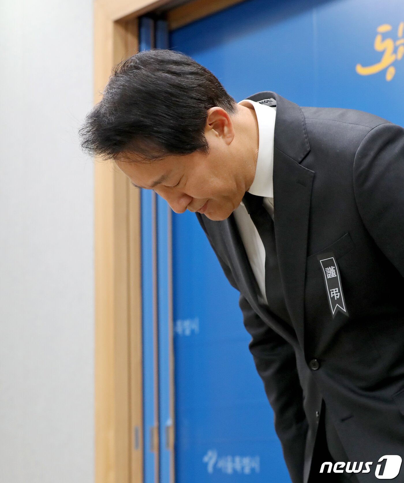 본문 이미지 - 오세훈 서울시장이 1일 오후 서울시청 브리핑실에서 이태원 사고 관련 입장발표를 마친 뒤 고개숙여 인사하고 있다. 오 시장은 "시민의 생명과 안전을 책임지는 서울특별시장으로서 이번 사고에 대해 무한한 책임을 느끼며 깊은 사과의 말씀을 드린다＂며 공식 사과했다. 2022.11.1/뉴스1 ⓒ News1 장수영 기자