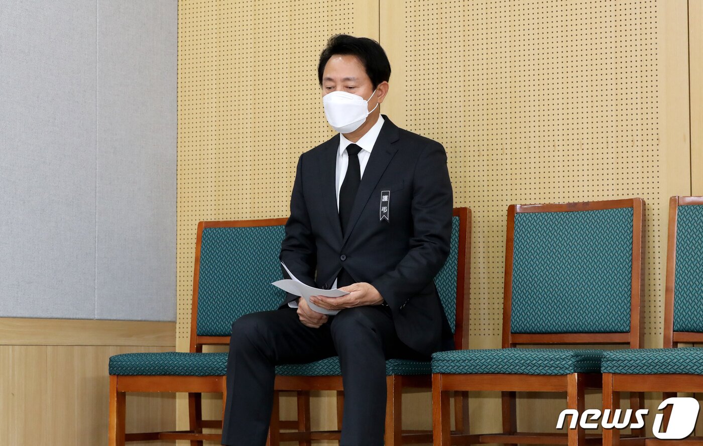 본문 이미지 - 오세훈 서울시장이 1일 오후 서울시청 브리핑실에서 이태원 사고 관련 입장발표를 하기 앞서 브리핑실 자리에 앉아 있다. 오 시장은 "시민의 생명과 안전을 책임지는 서울특별시장으로서 이번 사고에 대해 무한한 책임을 느끼며 깊은 사과의 말씀을 드린다＂며 공식 사과했다. 2022.11.1/뉴스1 ⓒ News1 장수영 기자