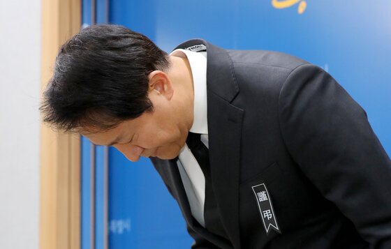 본문 이미지 - 오세훈 서울시장이 1일 오후 서울시청 브리핑실에서 이태원 사고와 관련한 입장발표를 마친 뒤 고개숙여 인사하고 있다.  2022.11.1/뉴스1 ⓒ News1 장수영 기자