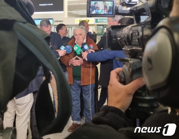 본문 이미지 - 룰라 브라질 대통령 당선인의 막역한 사상적 동지로 알려진 호세 무히카 전 우루과이 대통령이 31일(현지시간) 우루과이 몬테비데오 카라스코 국제공항에서 기자들의 질문에 대답하고 있다. 2022. 10. 31. ⓒ News1 최서윤 기자