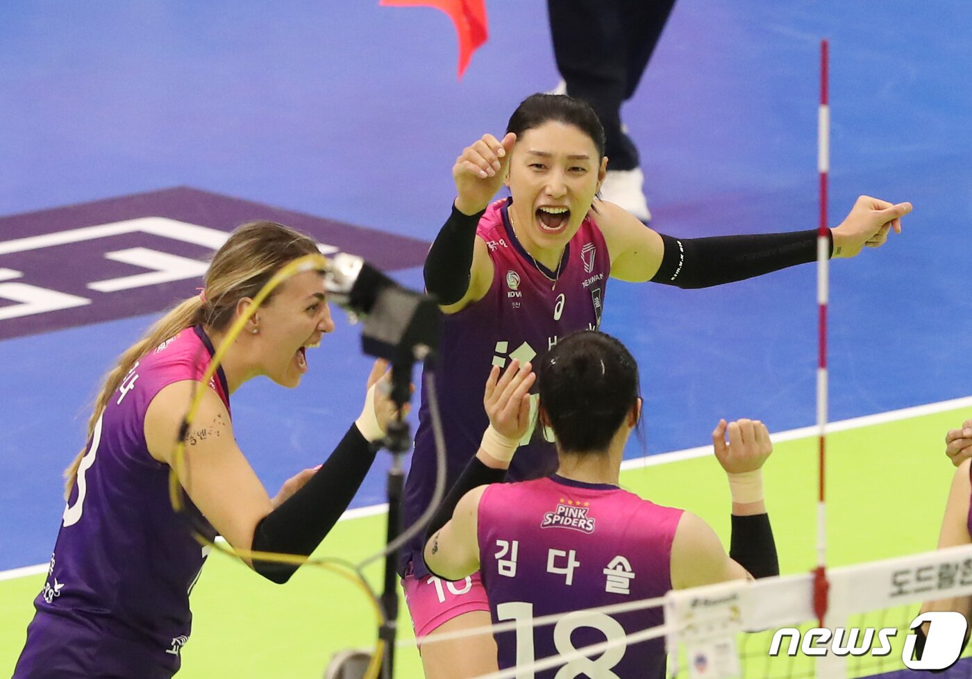 본문 이미지 - 1일 오후 경기도 수원시 장안구 수원실내체육관에서 열린 프로배구 '도드람 2022-2023 V-리그' 여자부 현대건설과 흥국생명의 경기에서 흥국생명 선수들이 공격을 성공시킨 후 기뻐하고 있다. 2022.11.1/뉴스1 ⓒ News1 김영운 기자