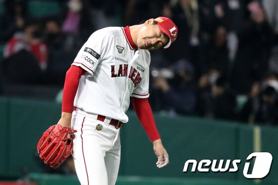 1일 오후 인천 랜더스필드에서 열린 '2022 신한은행 SOL KBO리그 포스트시즌' 한국시리즈 1차전 키움 히어로즈와 SSG 랜더스 경기 6회초 2사 2루상황에서 키움 이지영에게 역전타를 허용한 SSG 선발 김광현이 아쉬워하고 있다. 2022.11.1/뉴스1 © News1 황기선 기자