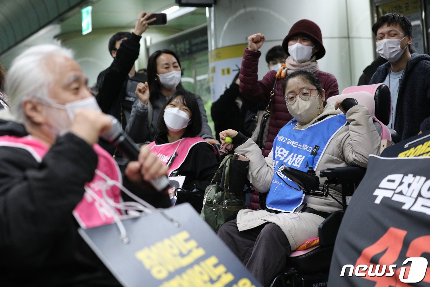 전국장애인차별철폐연대 활동가들이 10일 오전 서울 종로구 광화문역에서 열린 &#39;제45차 출근길 지하철 탑니다&#39; 시위에서 구호를 외치고 있다. 전장연은 이날 장애인 이동권 토론회 및 이동권 예산 촉구 이어말하기를 위해 지하철을 타고 국회로 향하면서 장애인권리예산 보장을 촉구했다. 2022.11.10/뉴스1 ⓒ News1 안은나 기자